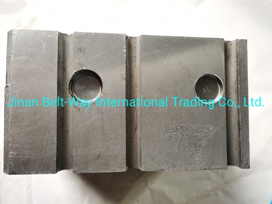 Bagian-bagian sistem kemudi Kelas kemudi untuk Sinotruk HOWO Truck Cylinder Head Az1560040058